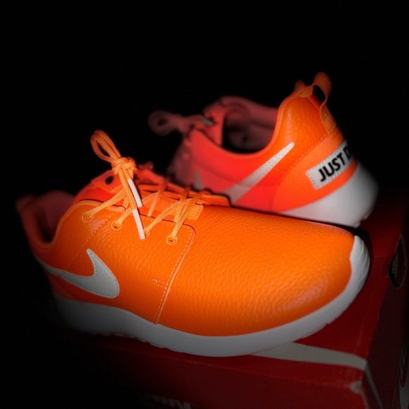 Women’s Nike Roshe Run - Picture 1 of 4